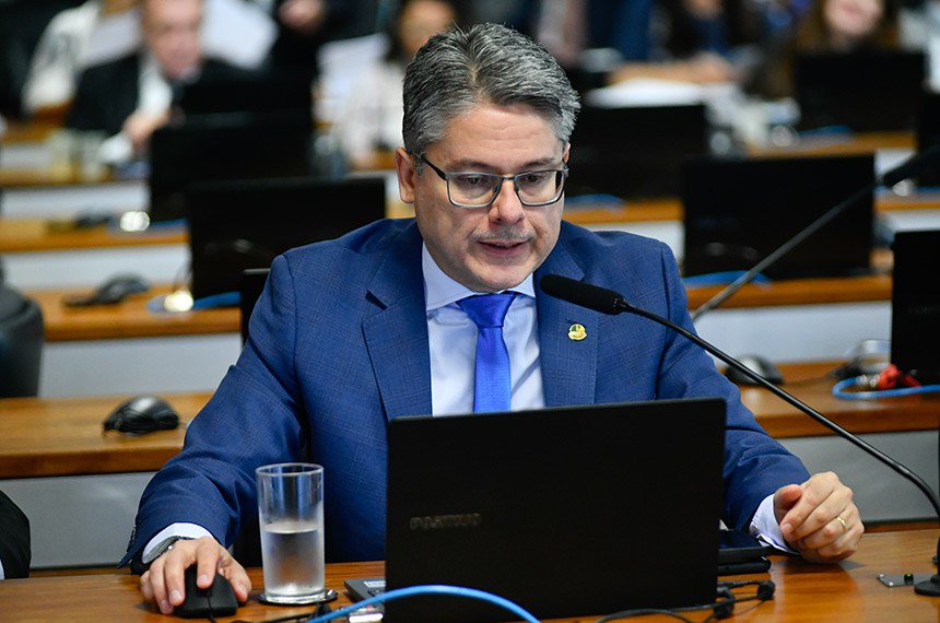 Em pronunciamento, à bancada, senador Alessandro Vieira (MDB-SE).