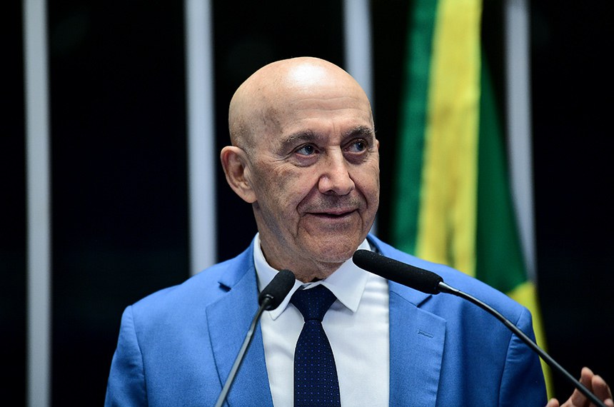 À tribuna, em discurso, senador Confúcio Moura (MDB-RO). 