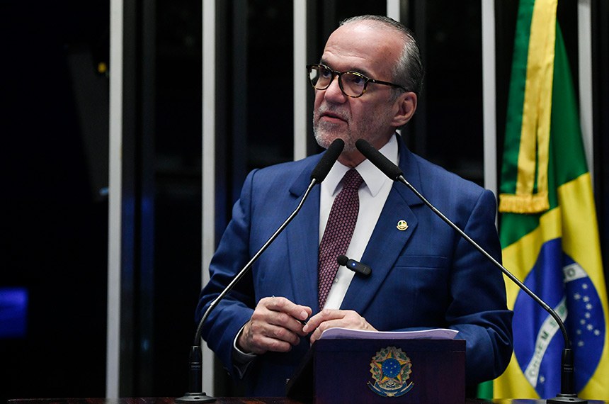 Em discurso, à tribuna, senador Fernando Dueire (MDB-PE).