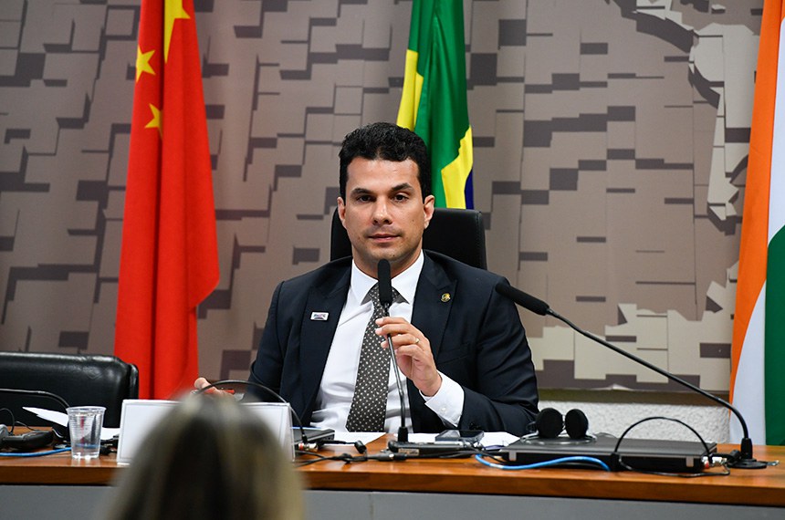 À mesa, presidente do GP-BRICS-SF, senador Irajá (PSD-TO) conduz reunião.