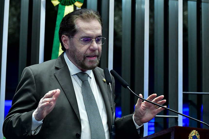 Em discurso, à tribuna, senador Plínio Valério (PSDB-AM).