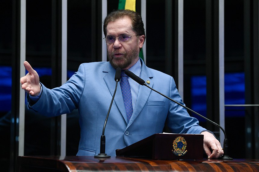 Em discurso, à tribuna, senador Plínio Valério (PSDB-AM).