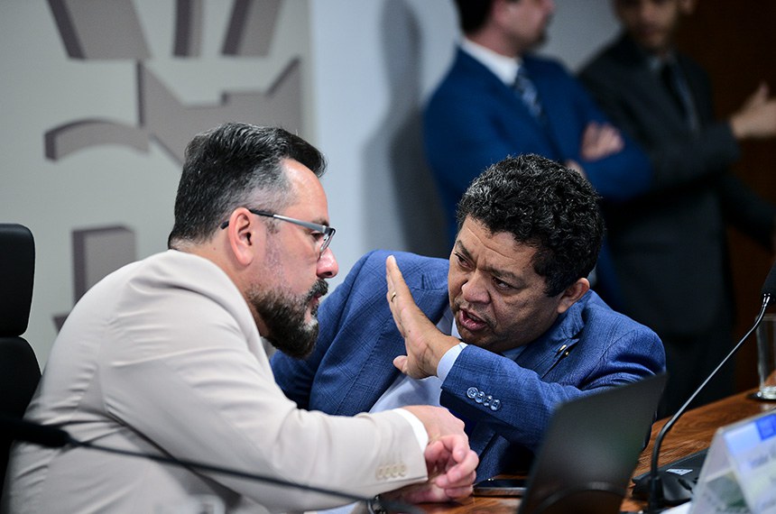 Mesa: 
presidente da CRA, senador Alan Rick (União-AC);
senador Beto Faro (PT-PA).