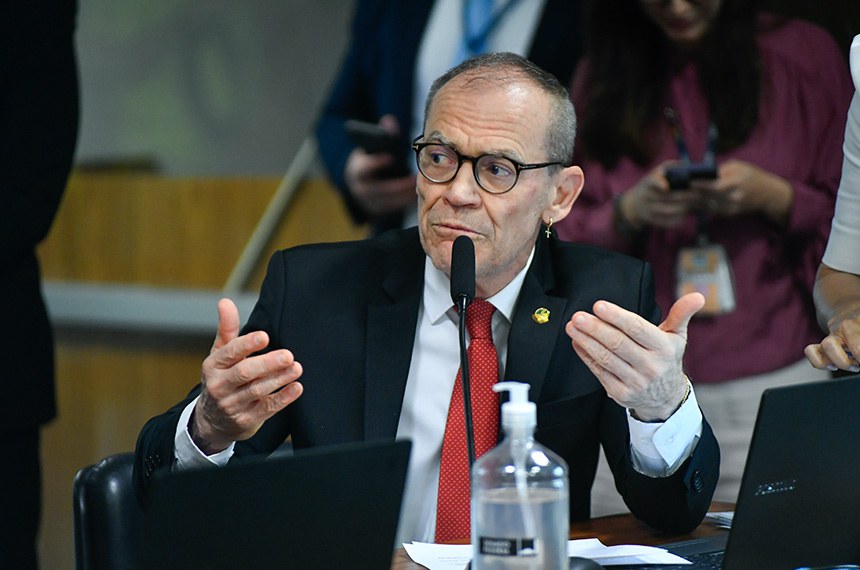 Em pronunciamento, à bancada, senador Fabiano Contarato (PT-ES).