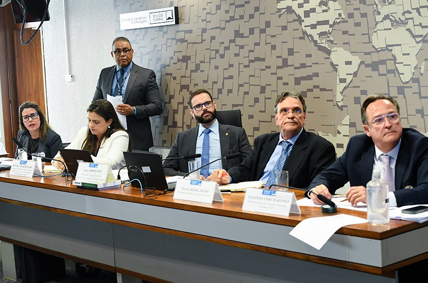Mesa: 
presidente da Associação Brasileira de Embalagem de Aço (Abeaço), Thais Fagury de Sá;
diretora do Departamento de Defesa Comercial do Ministério do Desenvolvimento, Indústria, Comércio e Serviços (MDIC), Rafaela Teixeira Vieira Noman; 
presidente eventual da CRA, senador Jorge Seif (PL-SC);
presidente das Indústrias Reunidas Renda (S/A), Italo Renda Filho; 
diretor-executivo da Companhia Siderúrgica Nacional (CSN), Luiz Fernando Martinez.
