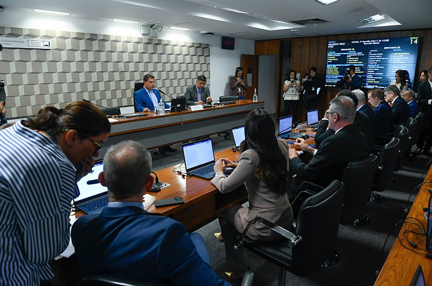 Mesa: 
presidente da CPCMS, senador Nelsinho Trad (PSD-MS); 
senador Carlos Viana (Podemos-MG).