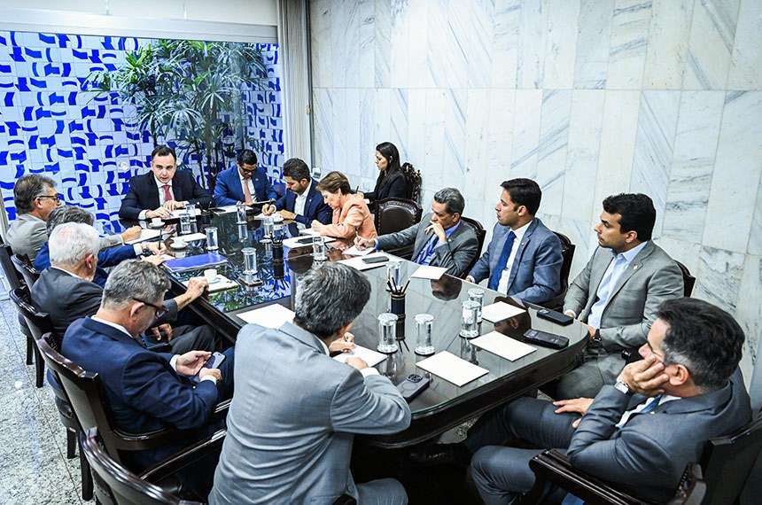 Participam:
presidente do Senado, senador Rodrigo Pacheco (PSD-MG);
secretário-geral da Mesa do Senado Federal, Gustavo A. Sabóia Vieira; 
senador Marcos Rogério (PL-RO); 
senadora Tereza Cristina (PP-MS); 
senador Mecias de Jesus (Republicanos-RR); 
senador Rodrigo Cunha (Podemos-AL); 
senador Irajá (PSD-TO); 
senador Ciro Nogueira (PP-PI); 
líder do governo no Congresso Nacional, senador Randolfe Rodrigues (PT-AP); 
senador Rogério Carvalho (PT-SE); 
líder do governo em exercício no Senado Federal, senador Otto Alencar (PSD-BA); 
senador Efraim Filho (União-PB);
senador Laércio Oliveira (PP-SE).