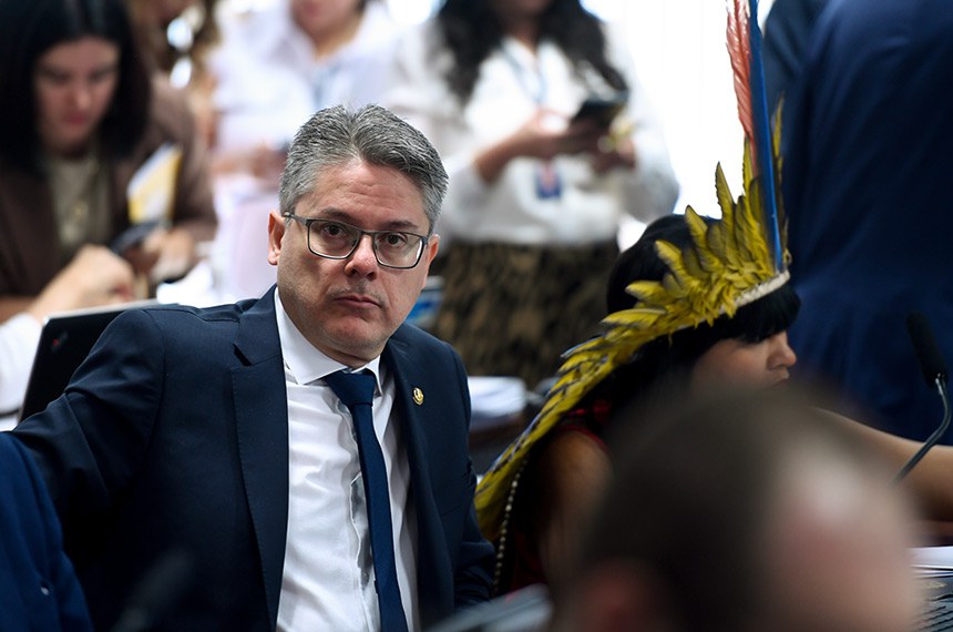 Em destaque, à bancada, senador Alessandro Vieira (MDB-SE).