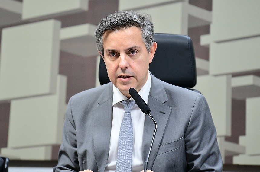 Presidente da CCS, Miguel Matos conduz audiência.