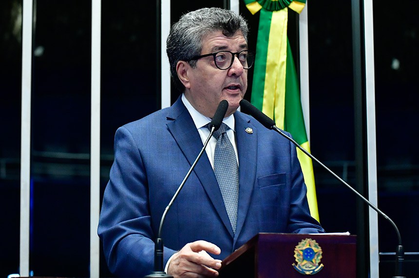 Em discurso, à tribuna, senador Fernando Farias (MDB-AL).