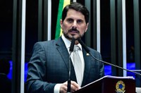 Marcos do Val quer apoio de Trump para investigar eleições no Brasil