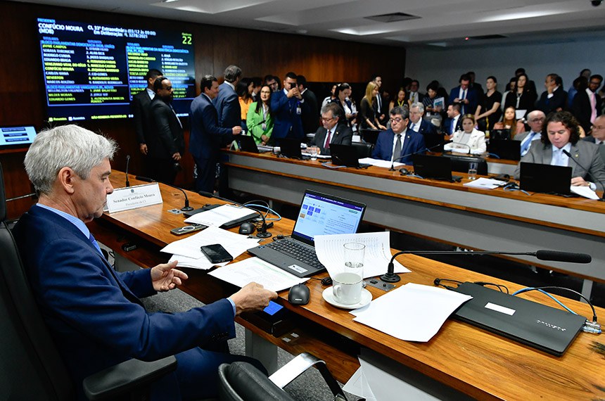 À mesa, presidente eventual da CI, senador Jaime Bagattoli (PL-RO).