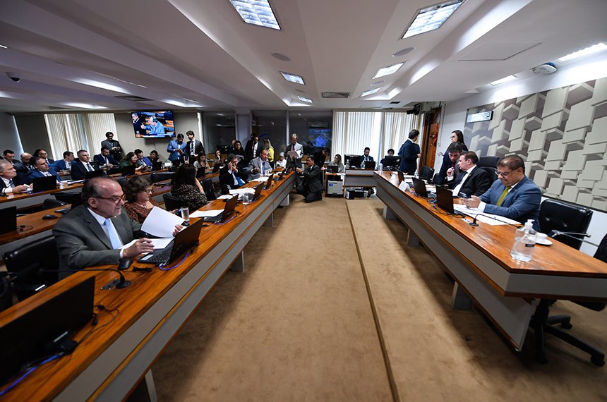 Mesa: 
relator das emendas da CAE ao PLOA 2025, senador Nelsinho Trad (PSD-MS); 
presidente da CAE, senador Vanderlan Cardoso (PSD-GO); 
vice-presidente da CAE, senador Angelo Coronel (PSD-BA).