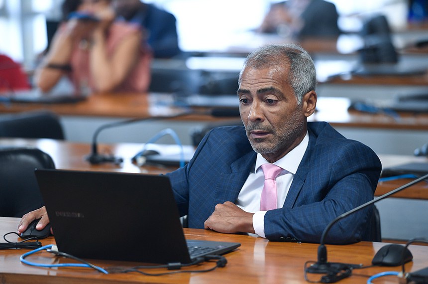 Em pronunciamento, à bancada, senador Romário (PL-RJ).