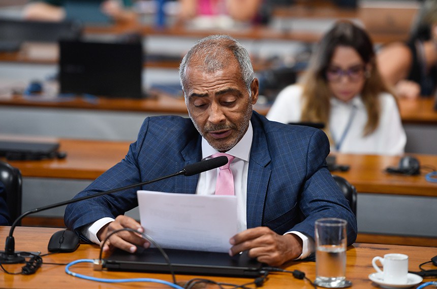 Em pronunciamento, à bancada, relator do PL 739/2024, senador Romário (PL-RJ).