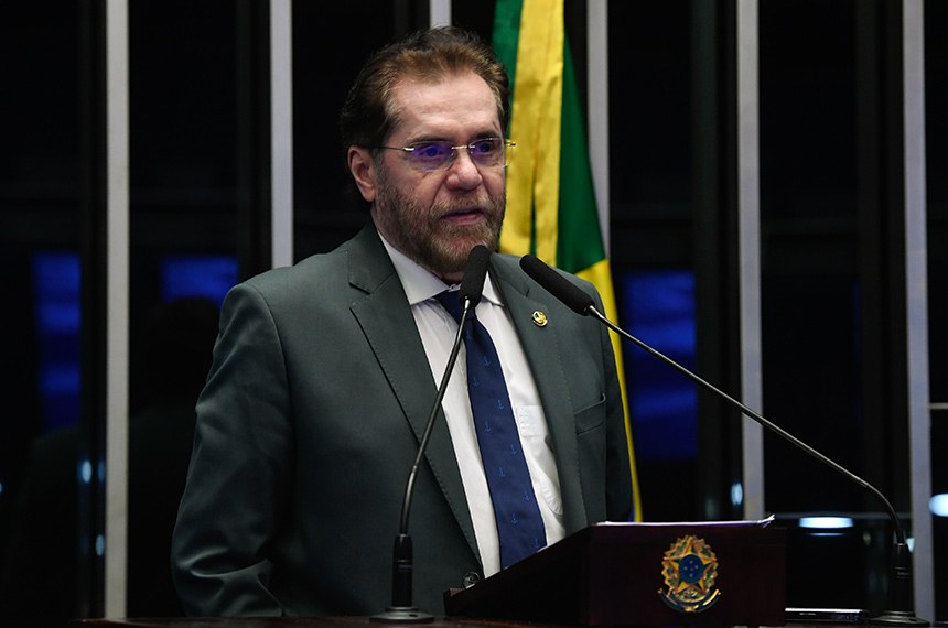 Em discurso, à tribuna, senador Plínio Valério (PSDB-AM).