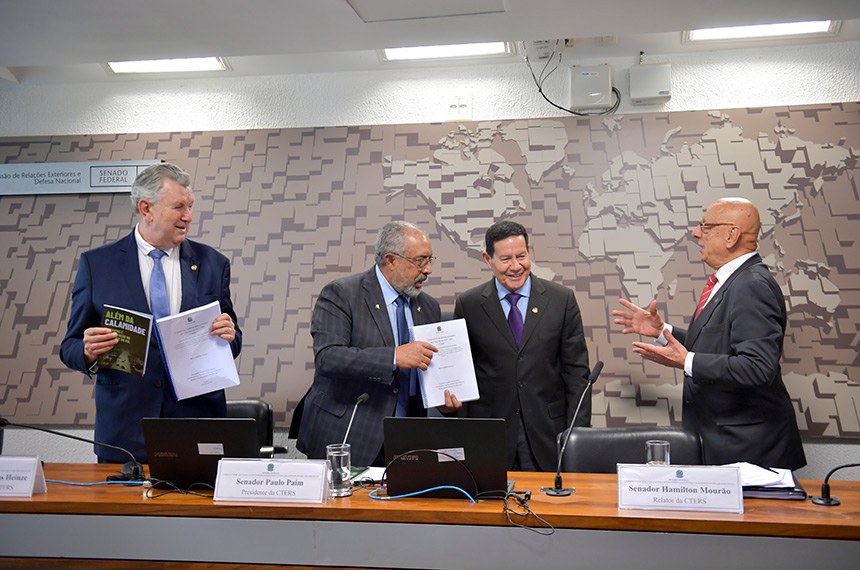 Luis Carlos Heinze, Paulo Paim, Hamilton Mourão e Esperidião Amin: ações em socorro ao Rio Grande do Sul foram acompanhados pela comissão, que lançou um livro com artigos sobre a calamidade climática - Foto: Saulo Cruz/Agência Senado