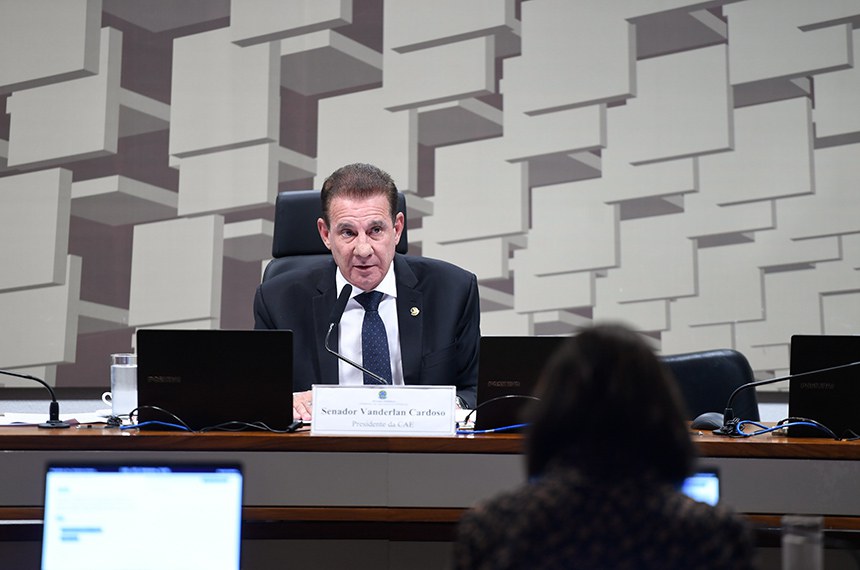 À mesa, presidente da CAE, senador Vanderlan Cardoso (PSD-GO).  