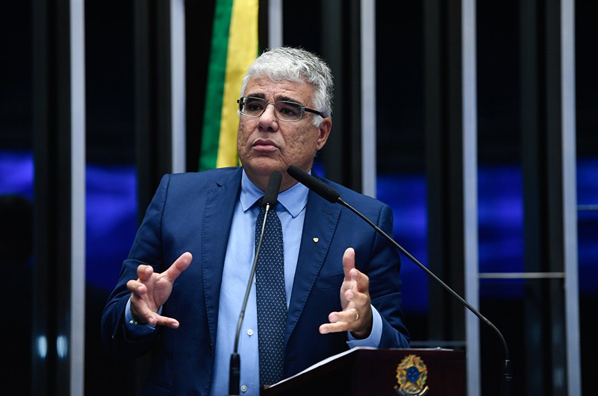 À tribuna, em discurso, senador Eduardo Girão (Novo-CE). 