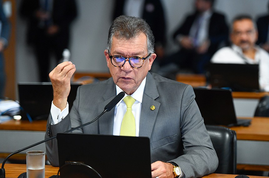 Em discurso, à bancada, senador Laércio Oliveira (PP-SE).