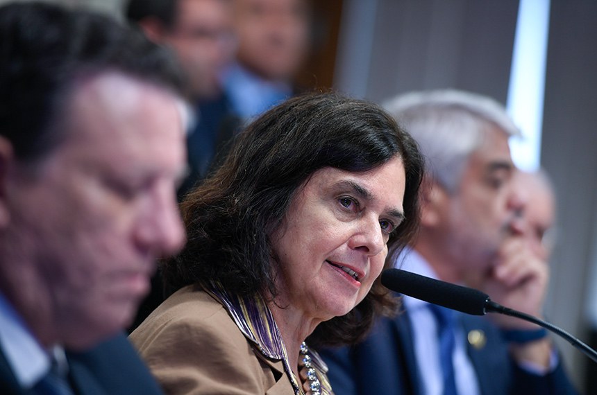 Em pronunciamento, à mesa, ministra de Estado da Saúde, Nísia Verônica Trindade Lima.
