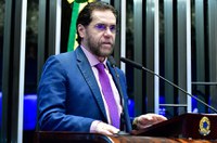 Plínio Valério critica cortes orçamentários que afetam o Amazonas