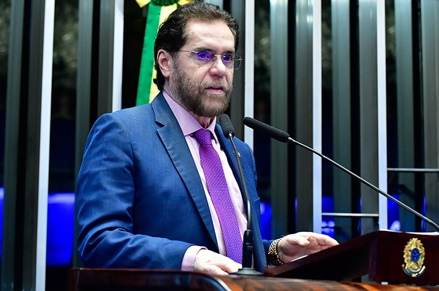 Em discurso, à tribuna, senador Plínio Valério (PSDB-AM).