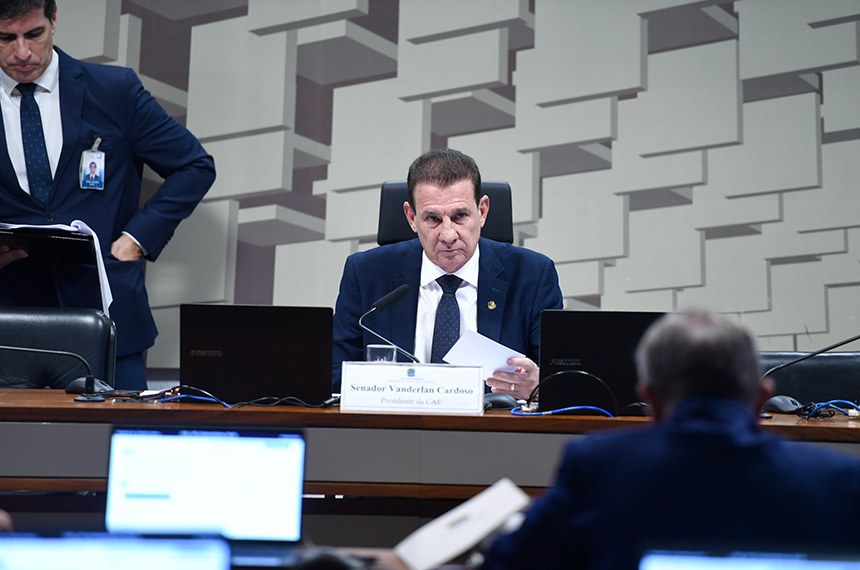 À mesa, presidente da CAE, senador Vanderlan Cardoso (PSD-GO), conduz reunião.