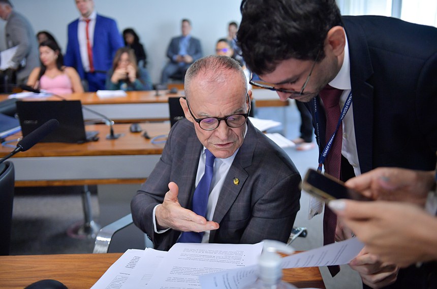 À bancada, senador Fabiano Contarato (PT-ES).