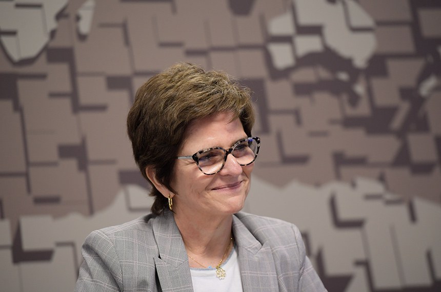 À mesa, indicada para chefiar a embaixada do Brasil em Ancara, capital da Turquia (MSF 32/2024), Gilda Motta Santos Neves.