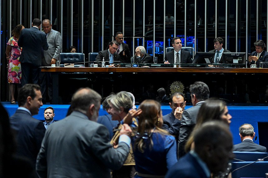 Mesa:  
senador Flávio Bolsonaro (PL-RJ); 
líder do governo no Senado Federal, senador Jaques Wagner (PT-BA); 
presidente do Senado Federal, senador Rodrigo Pacheco (PSD-MG); 
secretário-geral adjunto da Mesa do Senado Federal, Ivan Furlan Falconi; 
senador Giordano (MDB-SP).