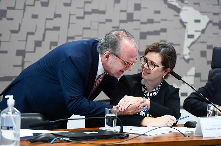 Ana Maria de Souza Bierrenbach com o senador Fernando Dueire durante sabatina na CRE - Foto: Roque de Sá/Agência Senado