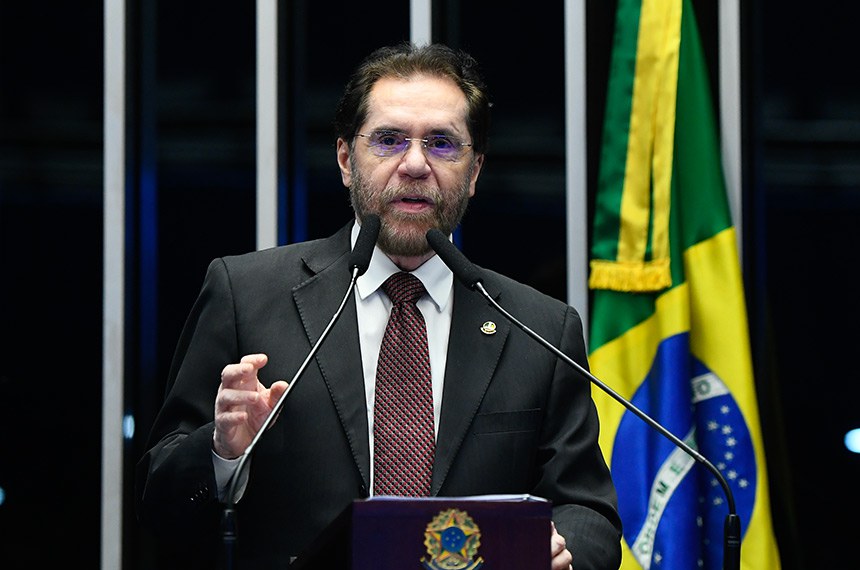 Em discurso, à tribuna, senador Plínio Valério (PSDB-AM).