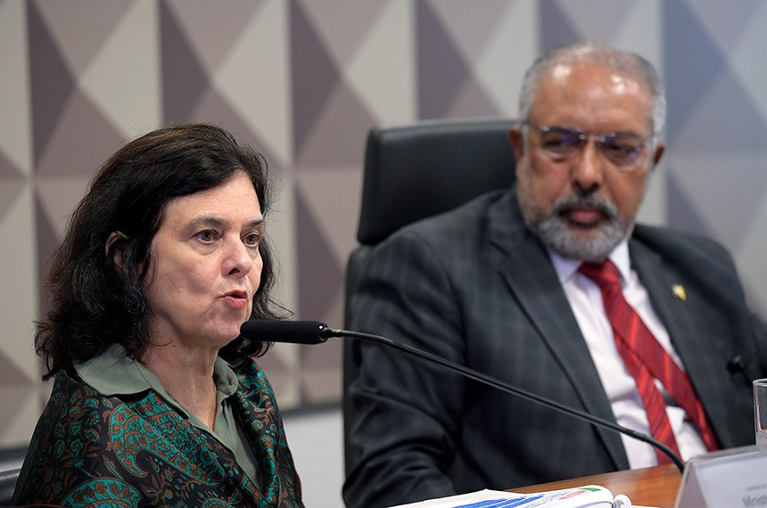Mesa: 
ministra de Estado da Saúde, Nísia Verônica Trindade Lima; 
presidente da CDH, senador Paulo Paim (PT-RS).