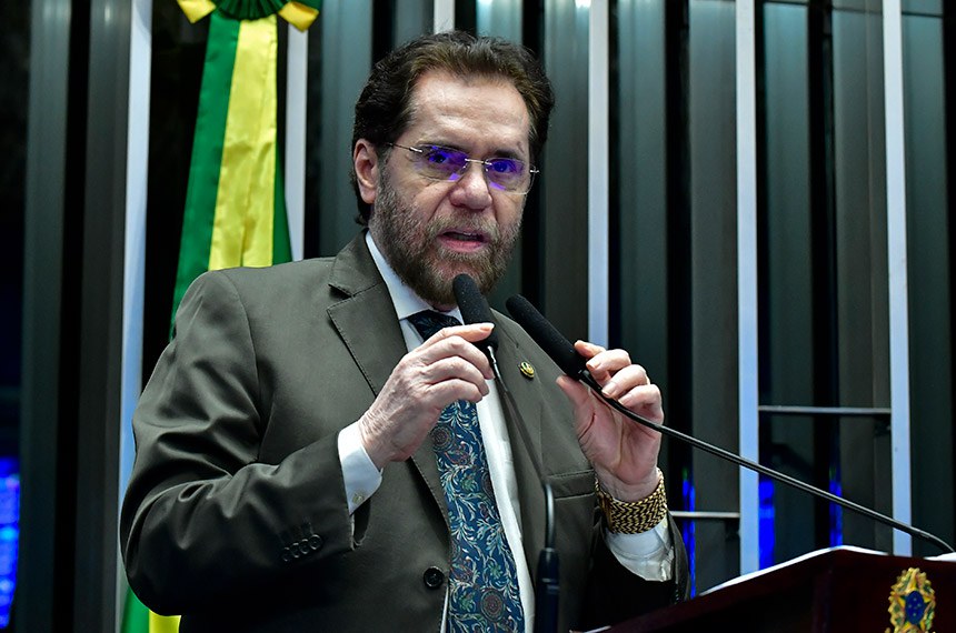 À tribuna, em discurso, senador Plínio Valério (PSDB-AM). 