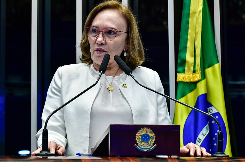 À tribuna, em discurso, senadora Zenaide Maia (PSD-RN). 