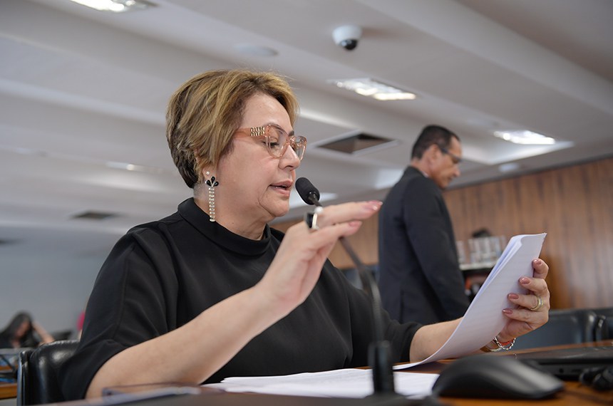 Em pronunciamento, à bancada, senadora Jussara Lima (PSD-PI). 