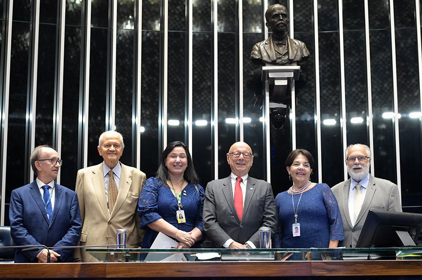 A secretária de Articulação Nacional de Santa Catarina, Vânia de Oliveira Franco (3ª à esq.) ao lado de Amin - Foto: Saulo Cruz/Agência Senado