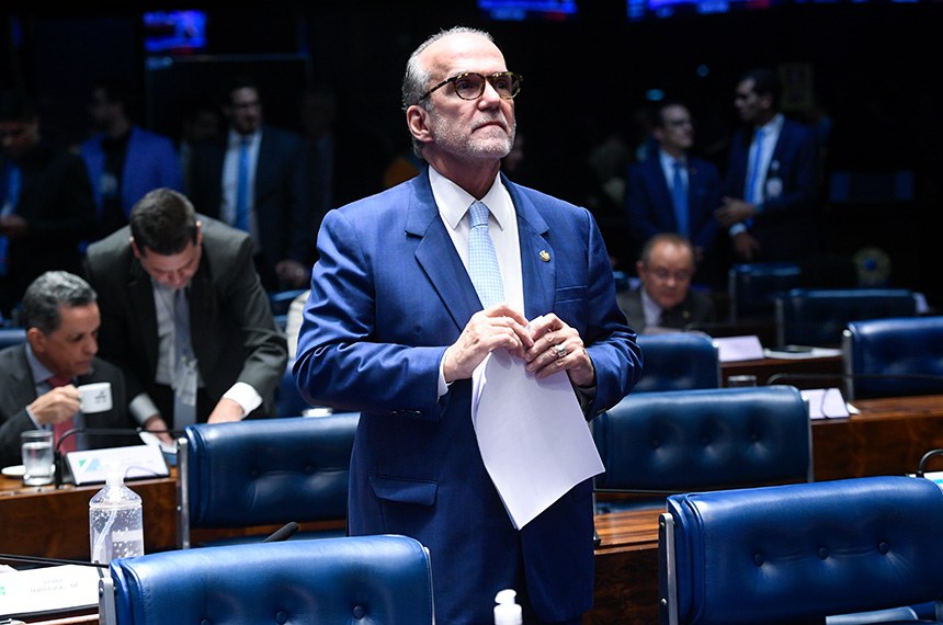 Em destaque, à bancada, senador Fernando Dueire (MDB-PE).
