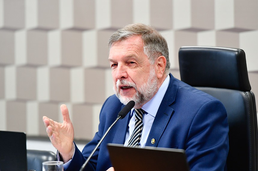 À mesa, presidente da CE, senador Flávio Arns (PSB-PR), conduz reunião.