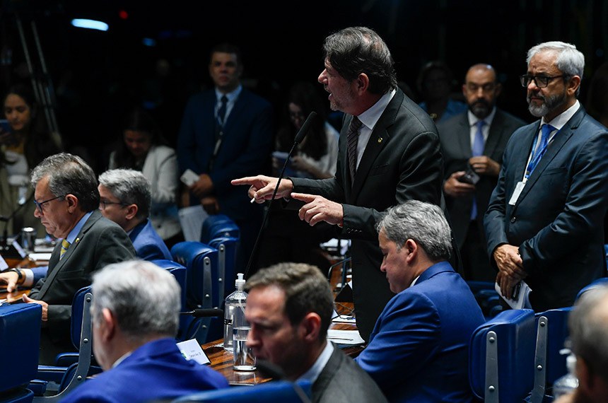 Em pronunciamento, à bancada, senador Cid Gomes (PSB-CE).