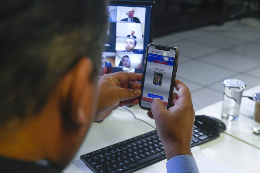 2° secretário da Mesa do Senado, senador Eduardo Gomes (MDB-TO), manipula celularcom Sistema de Deliberação Remota (CDR).