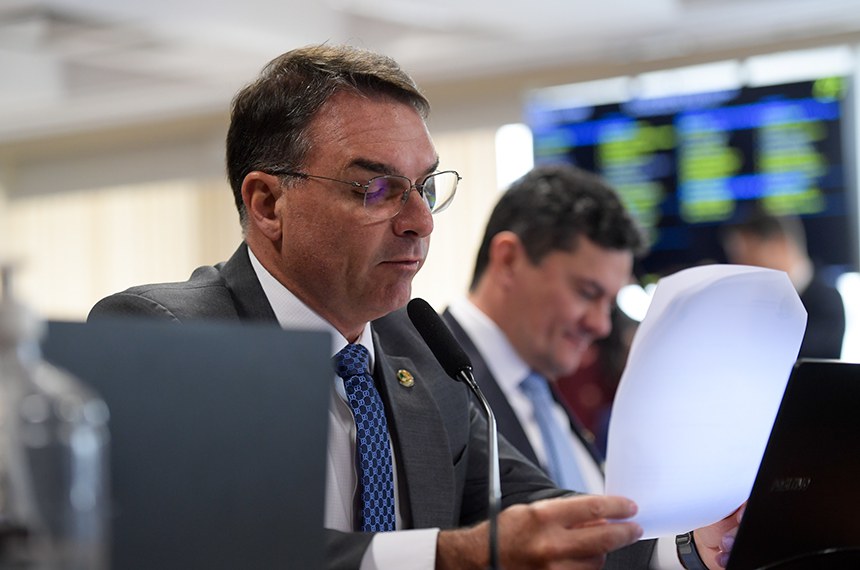 Em pronunciamento, à bancada, senador Flávio Bolsonaro (PL-RJ).