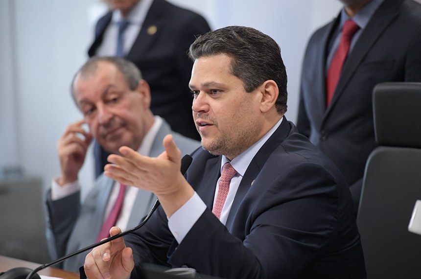 Mesa:
senador Omar Aziz (PSD-AM); 
presidente da CCJ, senador Davi Alcolumbre (União-AP), conduz reunião.