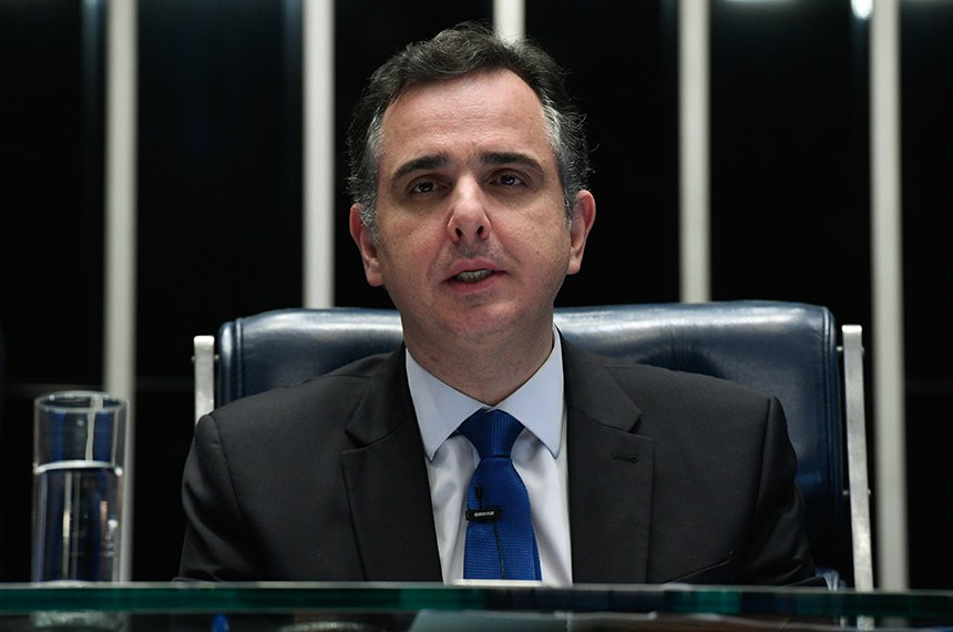 Mesa: 
presidente do Senado Federal, senador Rodrigo Pacheco (PSD-MG), conduz sessão.