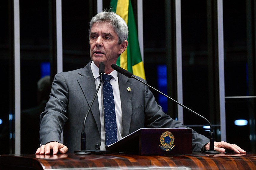 À tribuna, em discurso, senador Jaime Bagattoli (PL-RO). 