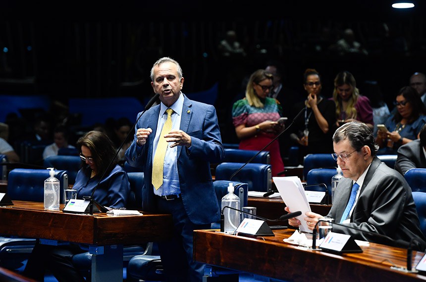 Em pronunciamento, à bancada, senador Rogerio Marinho (PL-RN).