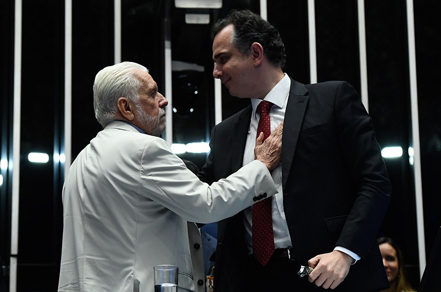 Líder do governo no Senado Federal, senador Jaques Wagner (PT-BA), cumprimenta o presidente do Senado Federal, senador Rodrigo Pacheco (PSD-MG). 