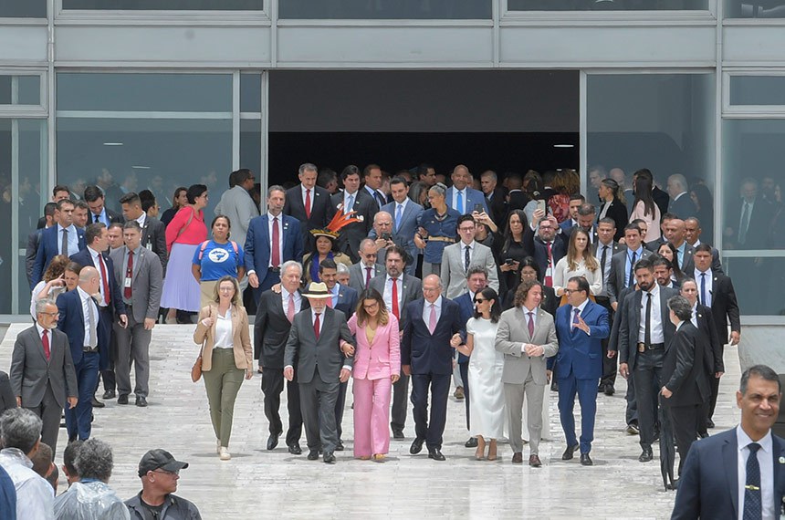 Participam: 
presidente da República, Luiz Inácio Lula da Silva; 
primeira-dama do Brasil, Rosângela Lula da Silva (Janja); 
vice-presidente do Senado Federal, senador Veneziano Vital do Rêgo (MDB-PB); 
vice-presidente da República, Geraldo Alckmin; 
esposa do vice-presidente da República, Maria Lúcia Guimarães Ribeiro Alckmin.