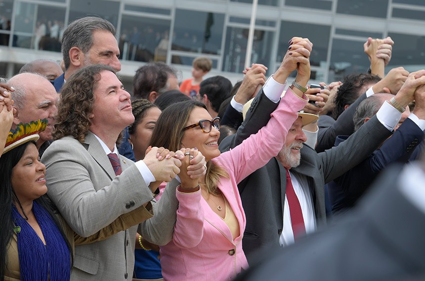 Veneziano Vital do Rêgo, a primeira-dama, Rosângela da Silva, e o presidente Lula durante as solenidades - Foto: Saulo Cruz/Agência Senado